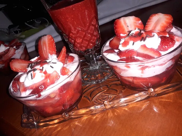 Snapdishの料理写真:Un dessert ultra rapide à préparer et surtout très bon ! Une verrine ou un bol, quelques fraises, un peu de sucre et de chantilly et le tour est joué !
Chef sam|samia latrousさん