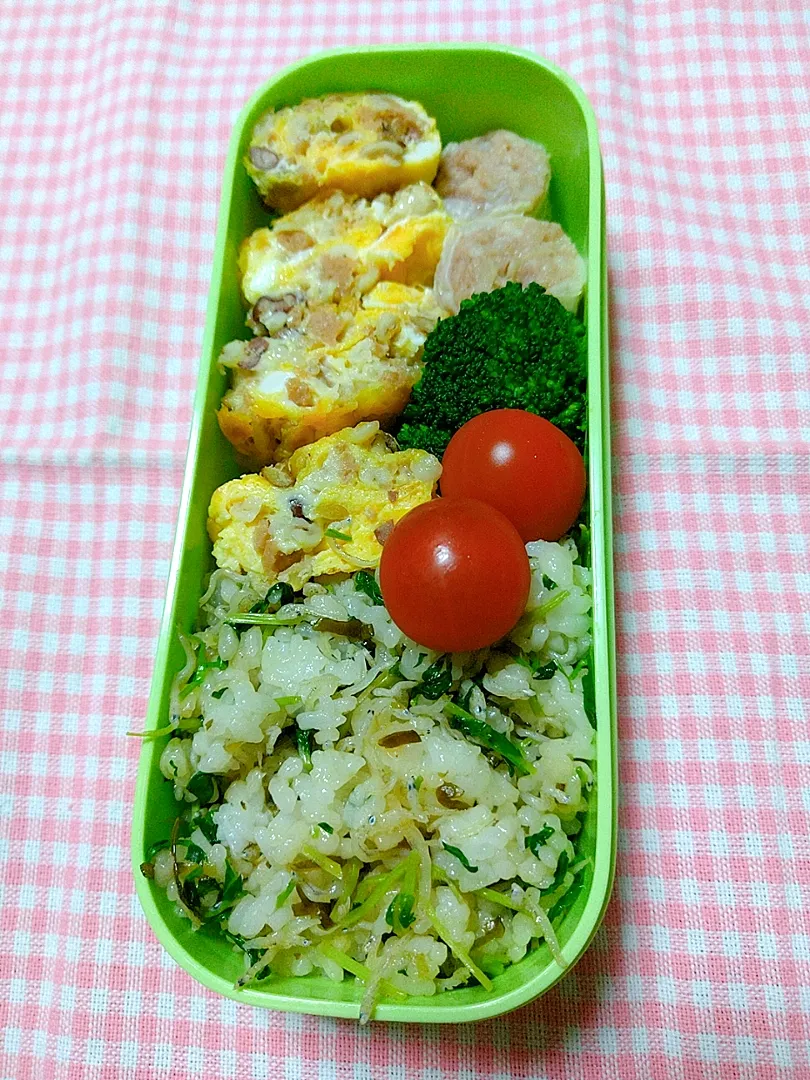 豆苗とジャコの炒飯と大豆ミート入り卵焼き弁当|ゆっきーさん