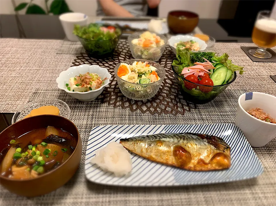 サバ塩焼き、具沢山味噌汁、ポテサラ、冷奴、納豆😌普通の和食にしました|ゆかさん