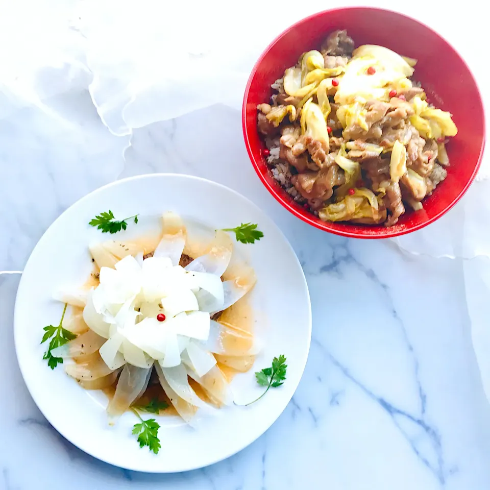 レンジで花玉ねぎハンバーグ　フライパンひとつで春キャベツと豚こまの胡椒めし丼|Tomokoさん