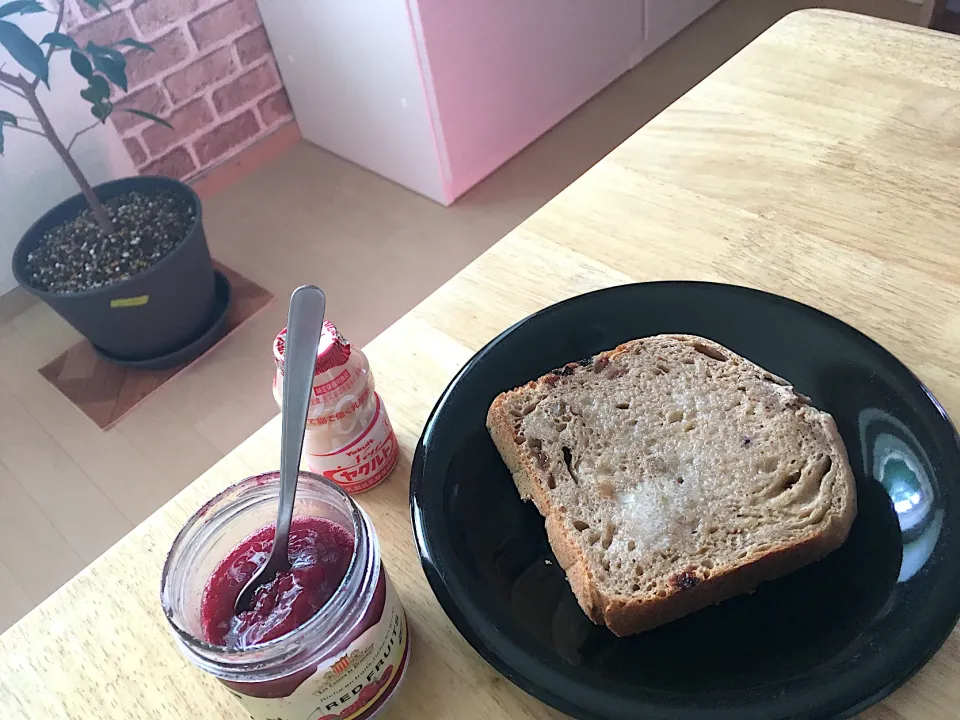 ホームベーカリー作🍞レーズン黒糖食パンに、昨日摘んで作ったさくらんぼジャム🍒を塗って旦那様の軽め朝ごはん。|さくたえさん