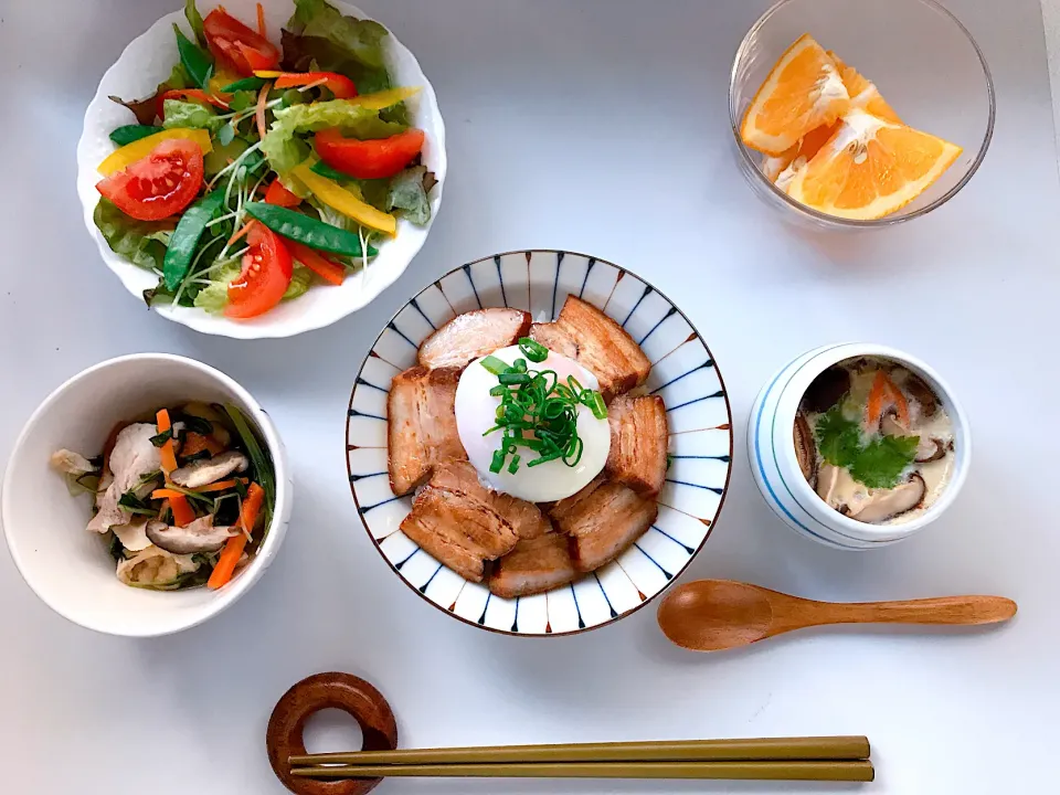 炊飯器で作るチャーシューとジローさんに教えて頂いた炊飯器で温泉卵の簡単丼𓎩 ⸝⸝‪( ˘༥˘  )‬|めぐぐさん