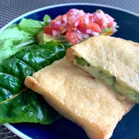 お昼からおつまみのようなランチ。油揚げの中に安保、玉ねぎ、ハム、チーズ。余ったアボカドにはトマトドレッシング。飲みたくなってきたぁ。。。|しげちゃんさん