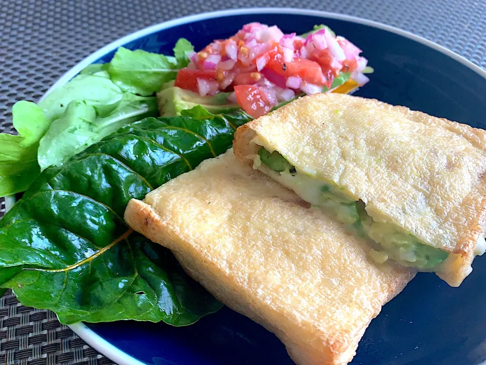 お昼からおつまみのようなランチ。油揚げの中に安保、玉ねぎ、ハム、チーズ。余ったアボカドにはトマトドレッシング。飲みたくなってきたぁ。。。|しげちゃんさん