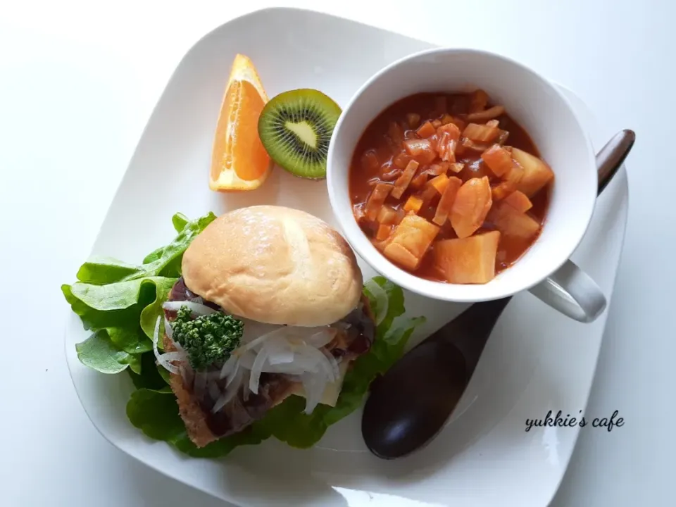 ミルフィーユカツバーガー🍔と野菜ドサッとミネストローネ|ぐぅぐママ（Yukkie）さん