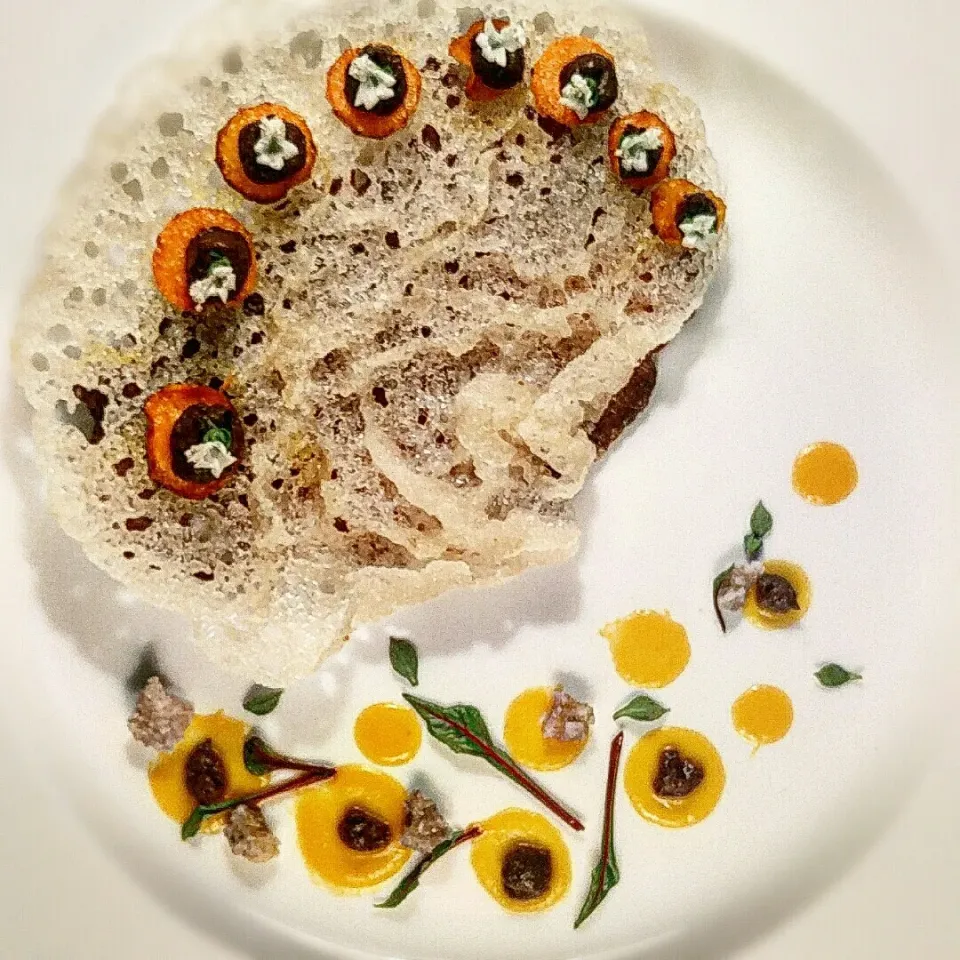 Morchelas on crispy coral, smoked salt, carrots and ginger sauce plus basil flower|franculinariさん