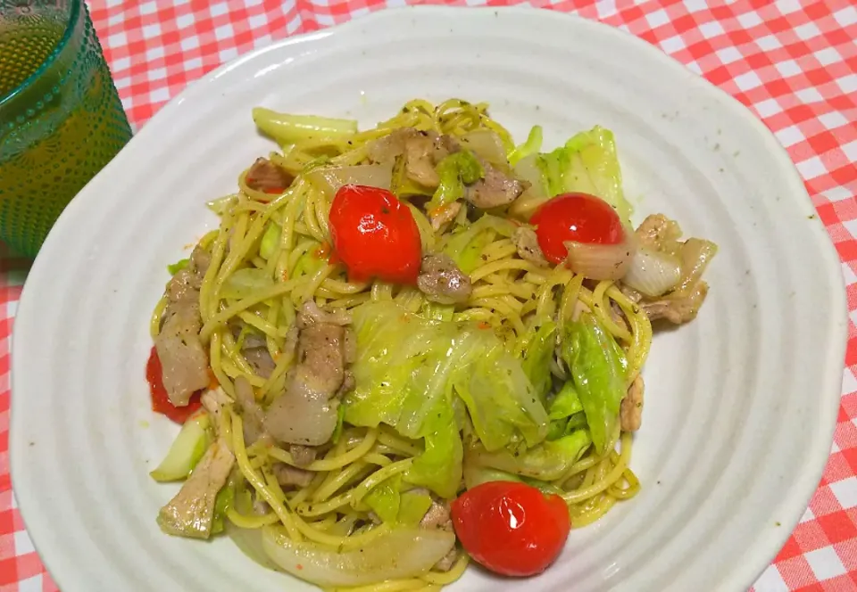 春キャベツと豚肉、トマト🍅のジェノベーゼパスタ🍀|オレンジチョコさん