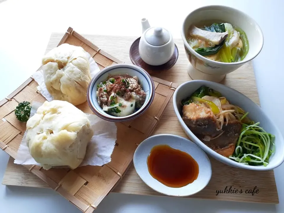 Snapdishの料理写真:甘酒肉まんと大豆のお肉麻婆豆腐で中華風なプレート🥡|ぐぅぐママ（Yukkie）さん