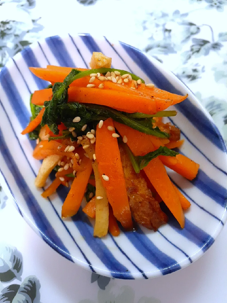 🔷🥕人参と竹輪の昆布茶きんぴら🔷自家製ニンニク醤油味の鶏皮せんべい➡️鶏油(ちーゆ)炒め|@きなこさん