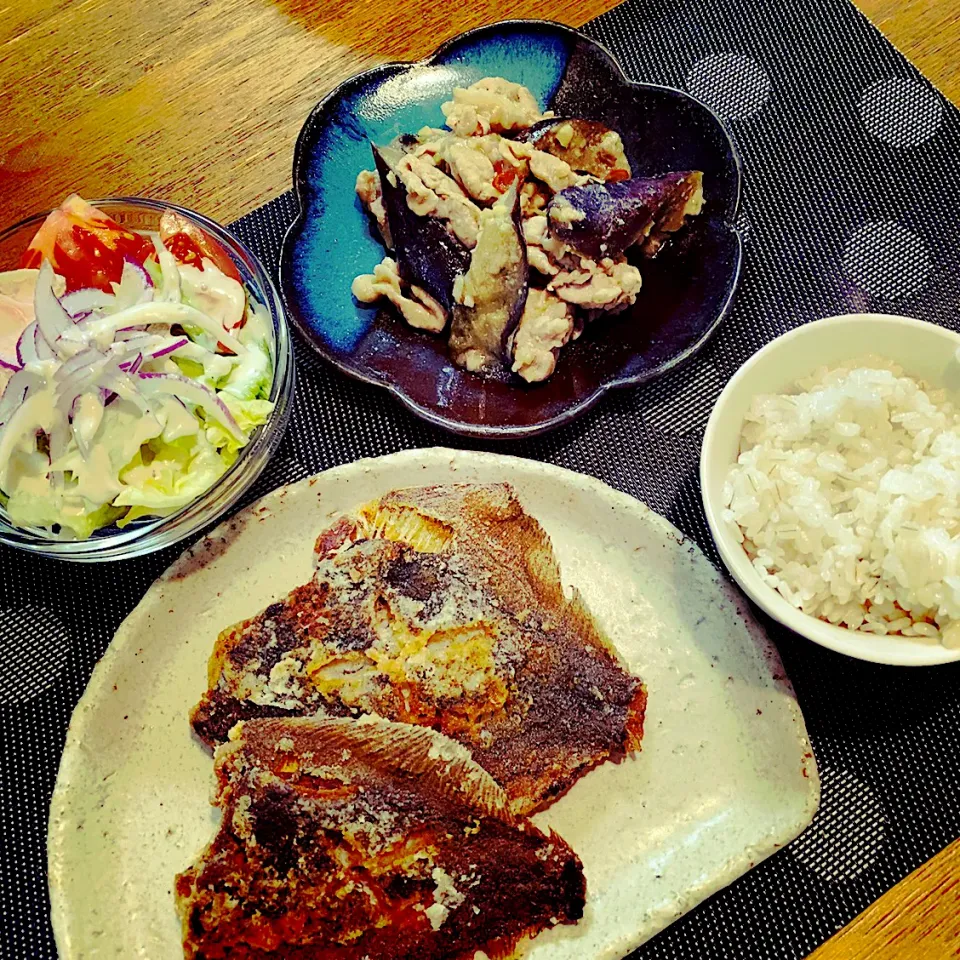 カレイの唐揚げ、ナスの肉味噌炒め、サラダ、もち麦ご飯|akiさん