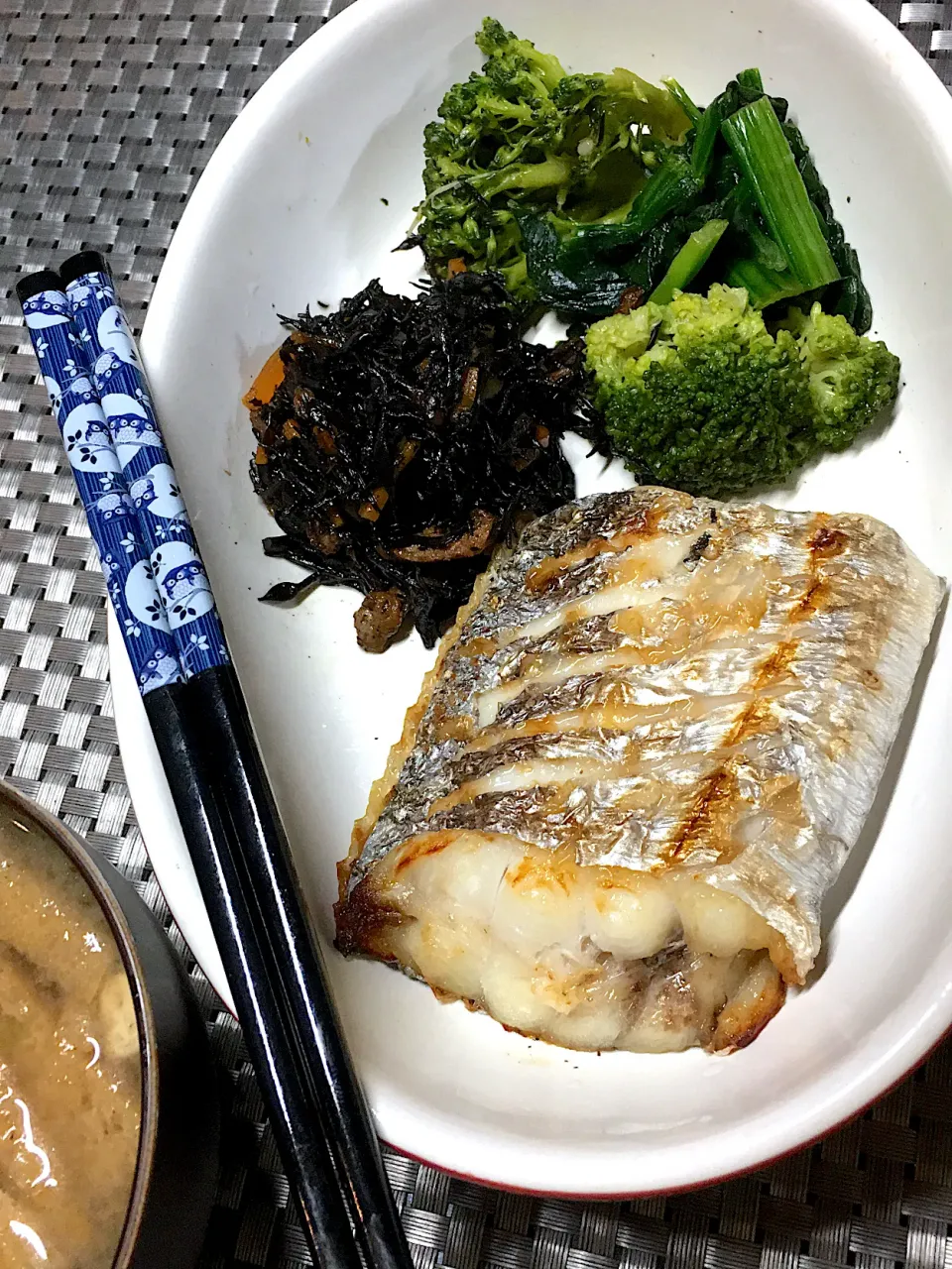 太刀魚の塩焼きとブロッコリーほうれん草のお浸しとヒジキ|すくらんぶるえっぐさん