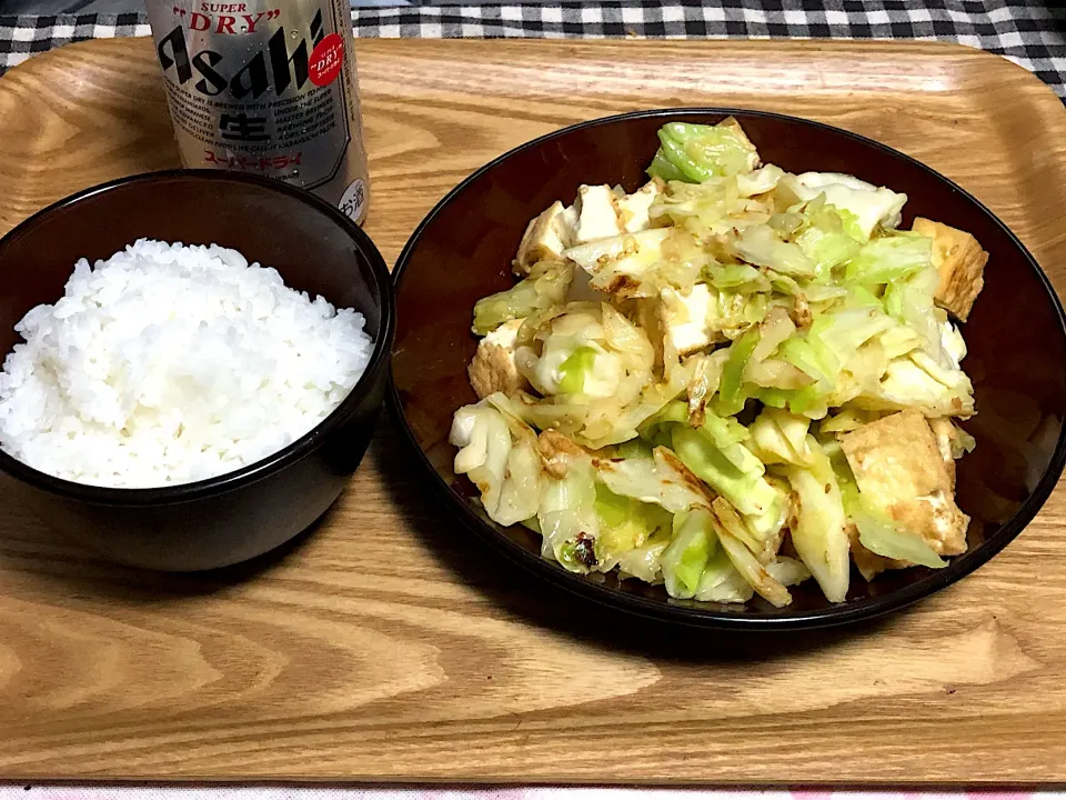 Snapdishの料理写真:☆厚揚げキャベツ炒め ☆ビール🍺|まぁたんさん