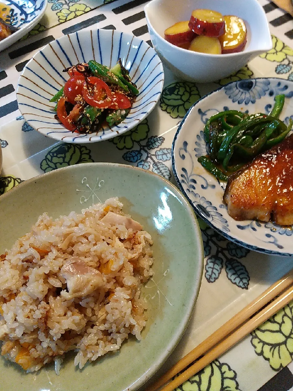 鶏ときのこの炊き込みご飯、ぶりのピリ辛オイスター焼き、オクラとトマトの塩昆布和え、さつまいものレモン煮|sumireさん