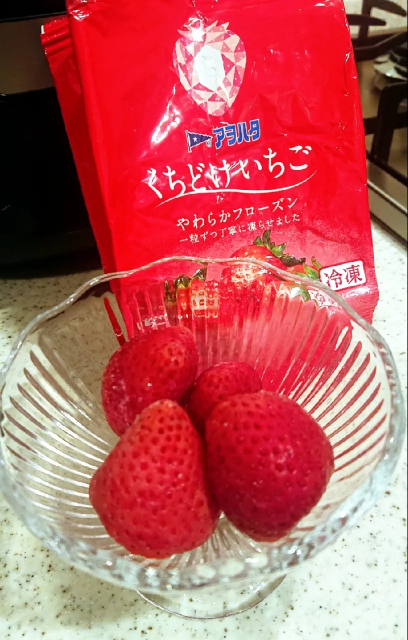 くちどけいちご🍓
#アヲハタ
#セブンイレブン
#税込170円
#４粒しか入ってなかった😂少なっ
#フローズンいちご🍓
#味は普通のいちご笑|GGGさん