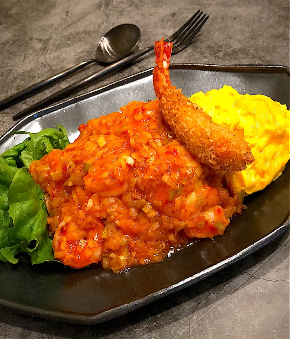 エビチリ丼٩( 'ω' )و余ってた海老フライものせた✨盛り過ぎか( ˘ ³˘)♥|AXさん