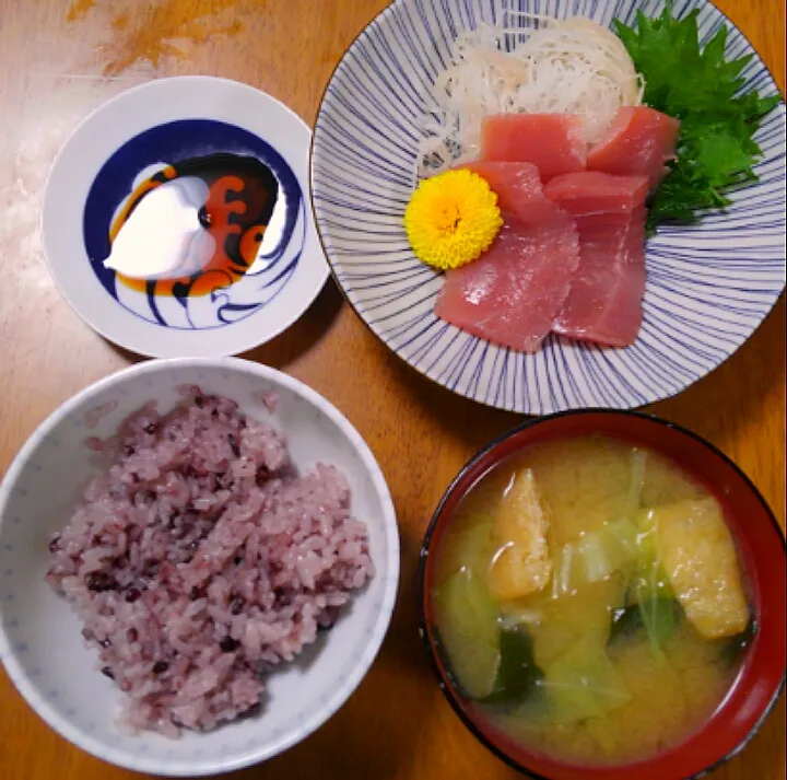 ４月１９日　鮪のお刺身　キャベツとわかめと油揚げのお味噌汁|いもこ。さん