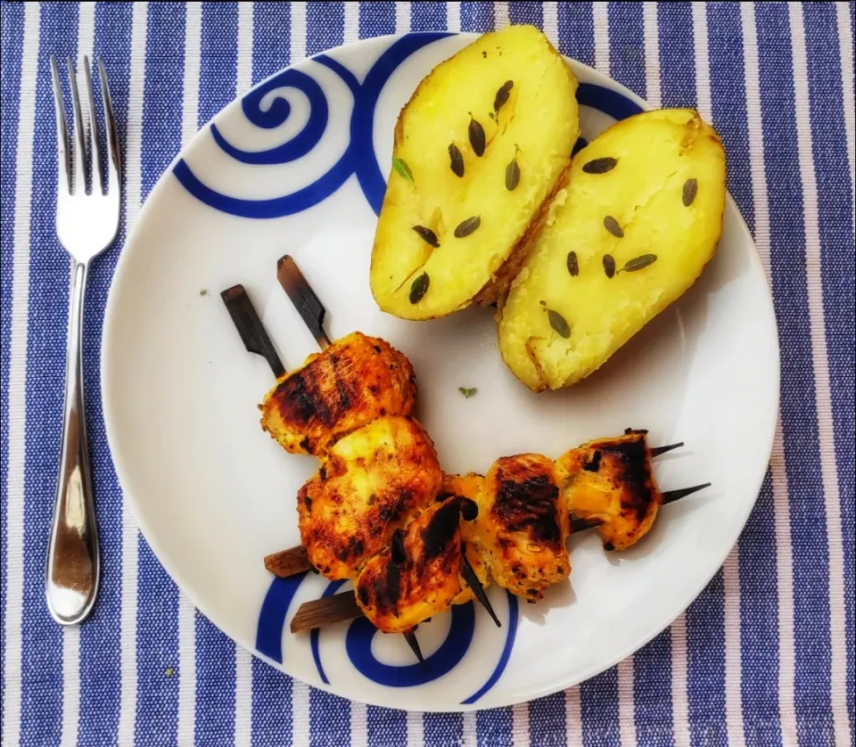 Saffron marinated chicken skewers grilled on charcoal with potato|Ery_05さん