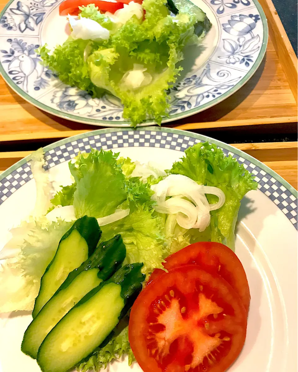 Snapdishの料理写真:パンの付け合わせサラダ🥗|シュトママさん