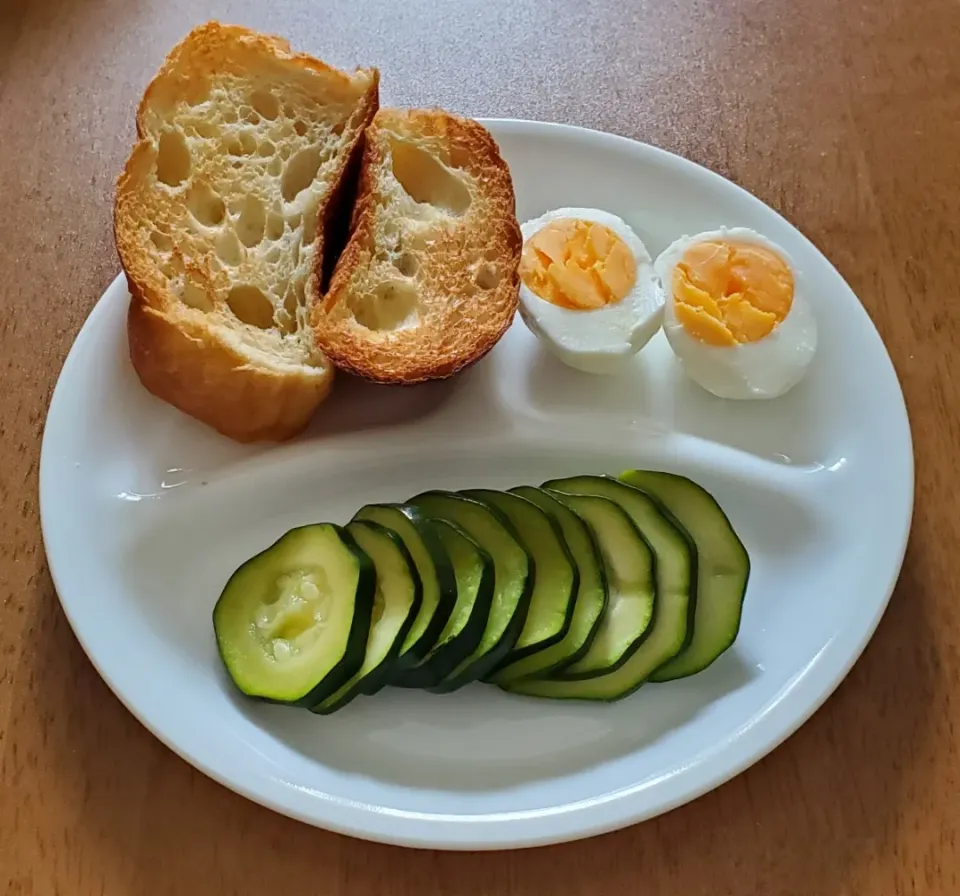 ズッキーニのサラダ
茹で卵
塩バターソフトフランス|ナナさん