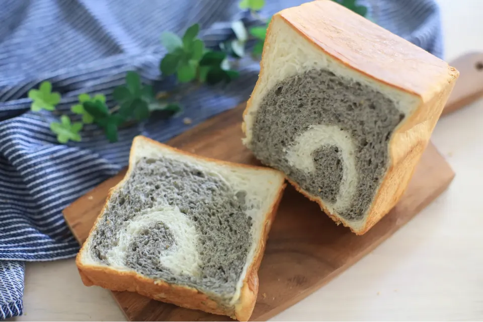 Snapdishの料理写真:ぐるぐるうずまきな黒ごまミルク食パン🍞|ゆいか＊さくママさん