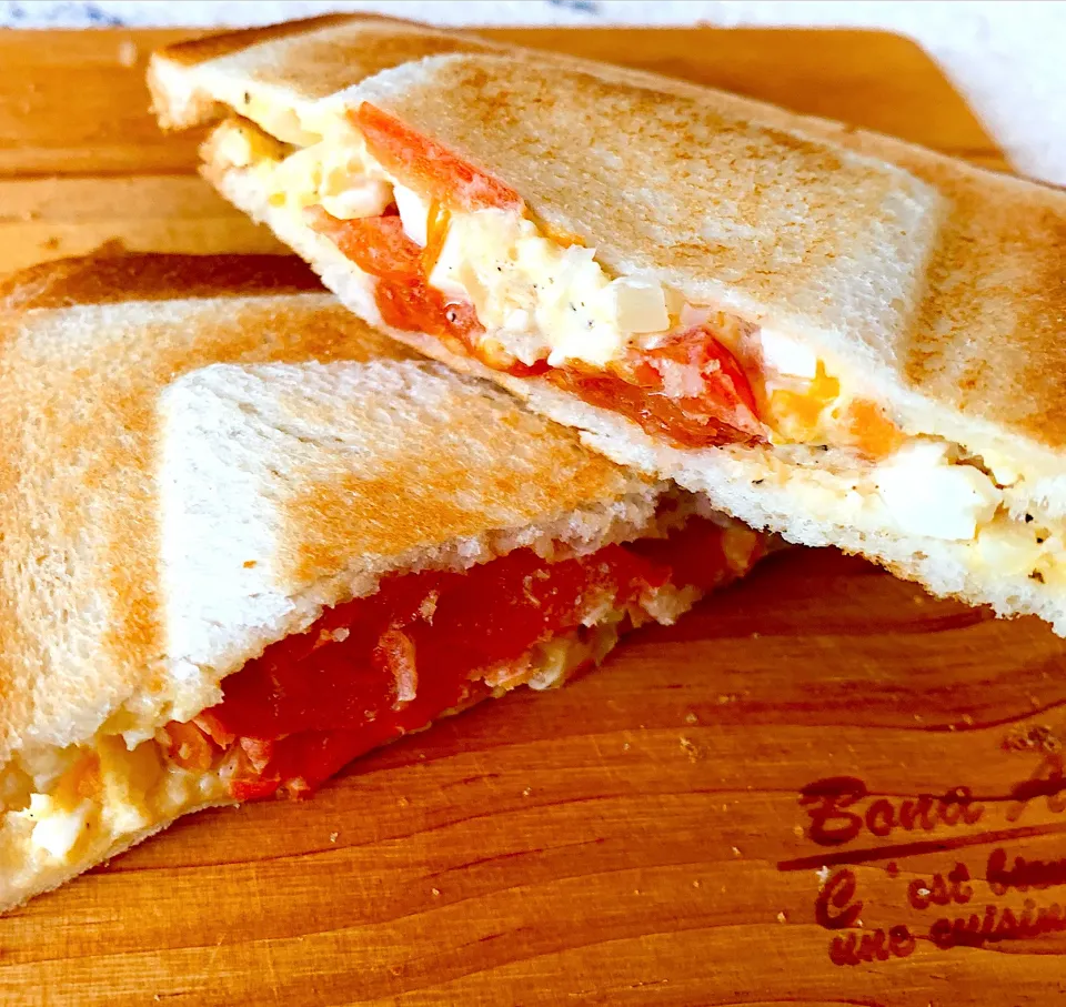 塩昆布トマトと新玉タルタルのホットサンド🥪|ひろりんさん