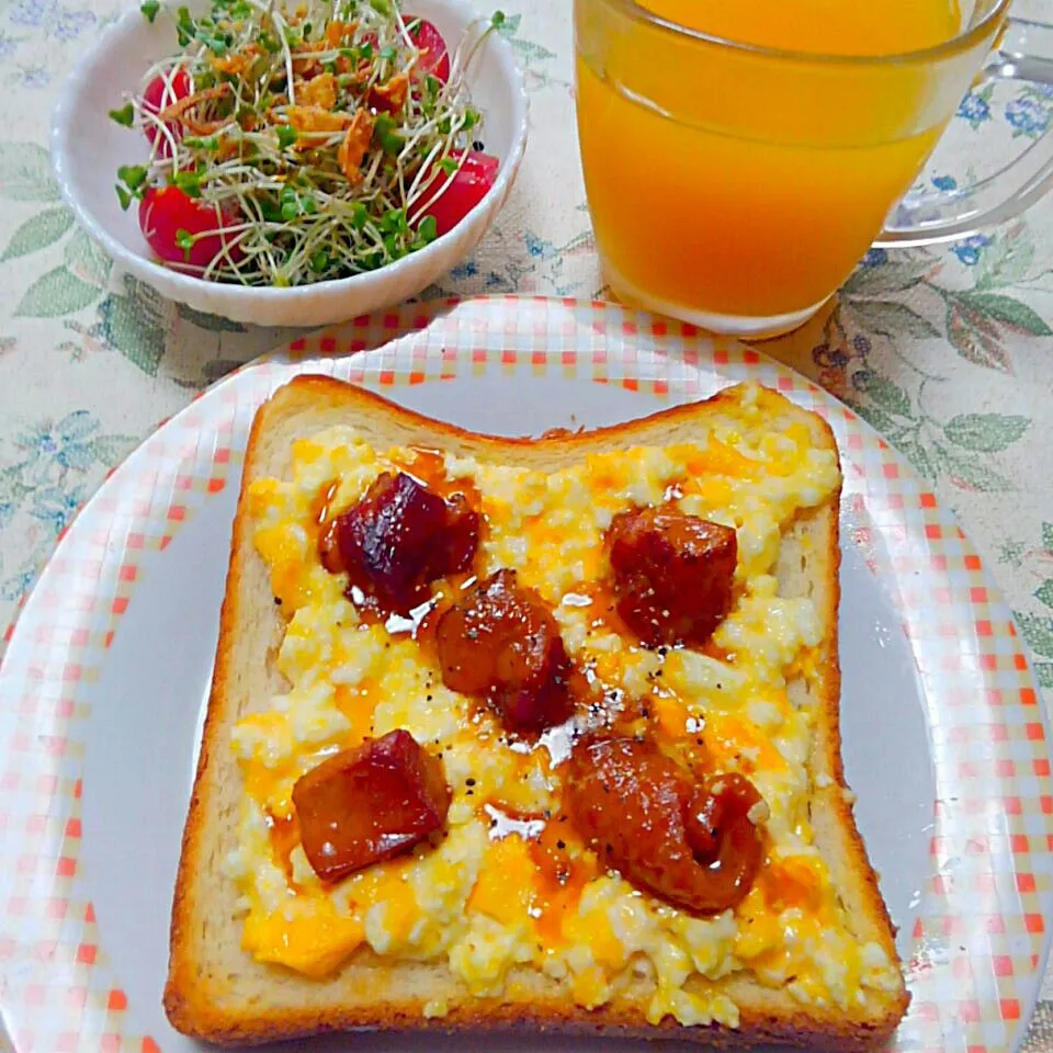 悪魔の親子トースト🍞タマゴラサダに焼き鳥乗せトースト|うたかた。さん