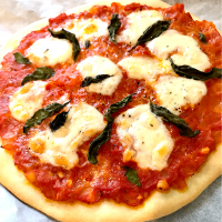 #手作りピザ#手作りピザ🍕#マルゲリータ#トマトソース#モッツァレラチーズ#ピザ　中2男子がピザ生地作り、大学生の姉がピザソース作りました❣️