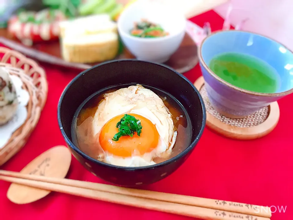 実家定番‼️玉ねぎと青ネギ半熟卵の味噌汁|オーロラさん