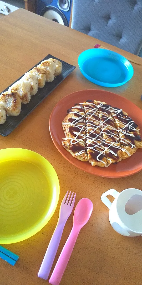 5.2お昼ご飯
おかかと麺つゆの焼きおにぎり
玉ねぎと人参のお好み焼き

肉なし^^;
毎日激しめの兄弟喧嘩に悩む…(˘-ω-˘ ).｡oஇ|ゆうちゃんさん