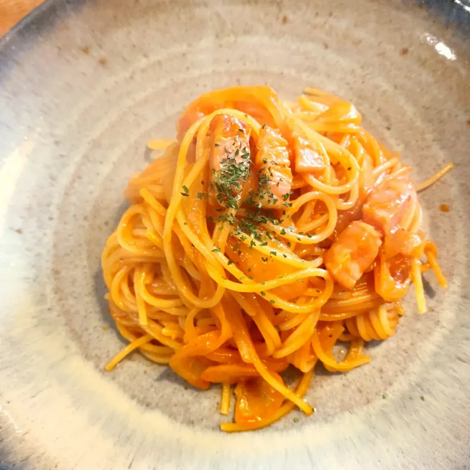 パスタでランチ　ベーコンと玉ねぎだけ|akiさん