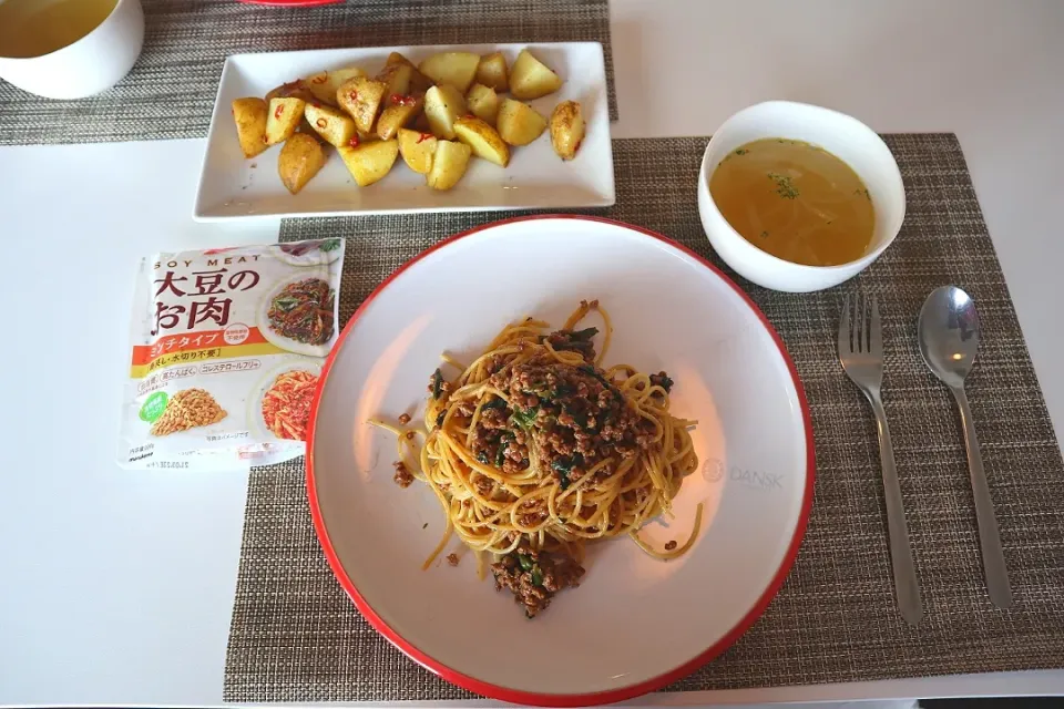 今日の昼食 SDモニター☆大豆のお肉使用の肉味噌パスタ、アンチョビポテト、玉ねぎのコンソメスープ|pinknari🐰🌈さん