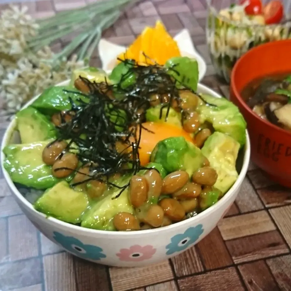 Snapdishの料理写真:アボカド納豆丼 😋|fumi ◡̈⋆さん