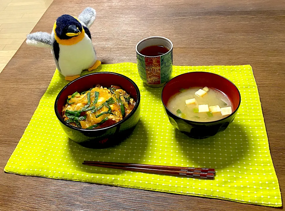 カツ丼、豆腐のお味噌汁、ほうじ茶|pentarouさん