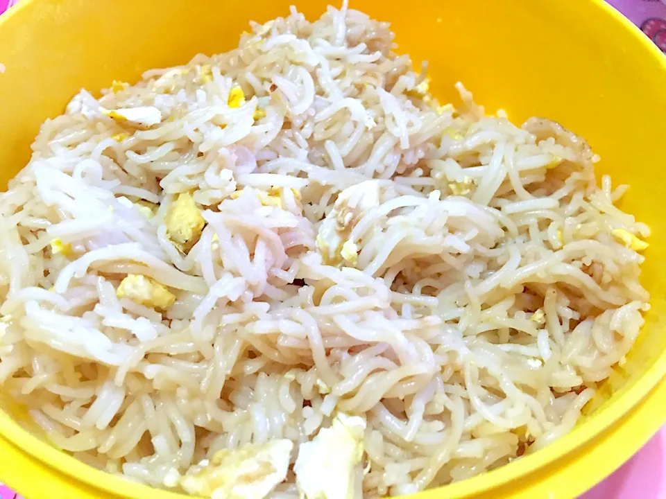 Snapdishの料理写真:Rice Noodles with Egg|Kararak & Foodsさん