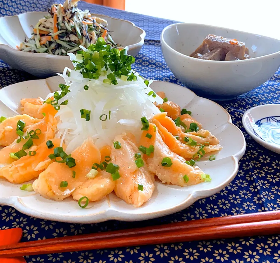 とりささみとひじきのサラダ🥒🥕はらみと新玉ねぎ🐟新玉ねぎ大好き😋🧅|Naoさん