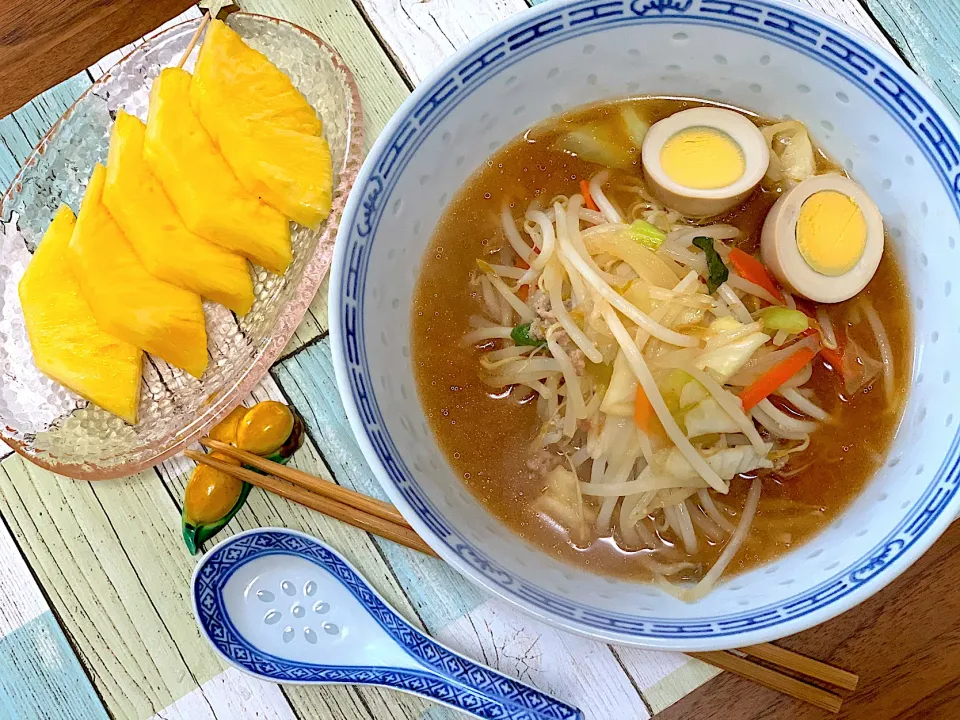 本日の昼食　味噌ラーメン　パイナップル|なおみさん