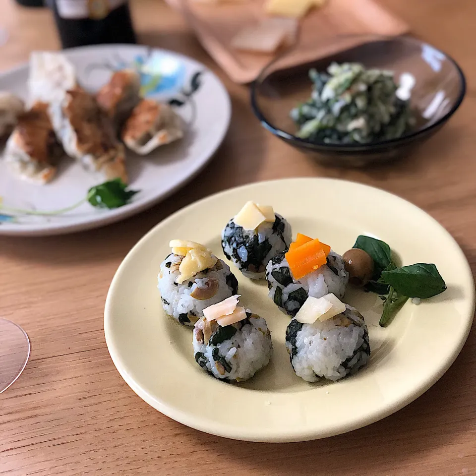 Onigiri(Rice ball, Baril, Olive)／バジルとオリーブ、チーズのひと口おにぎり🌿|angiee♡さん