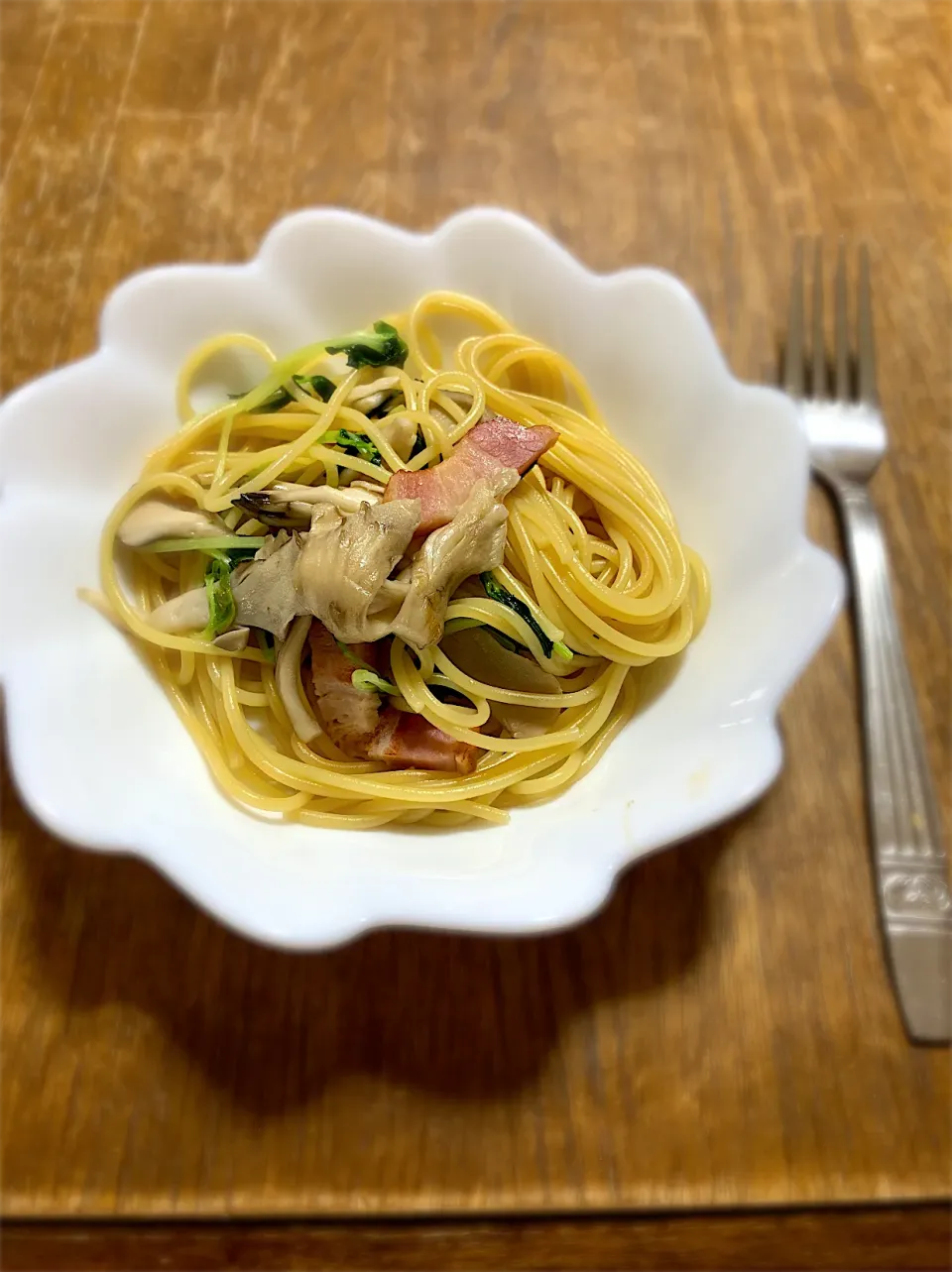 豆苗・舞茸・ベーコンの和風パスタ|ちびろ菌さん