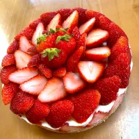 Snapdishの料理写真:お祝い🥂苺のレアチーズケーキ🍓|MONmon♪さん