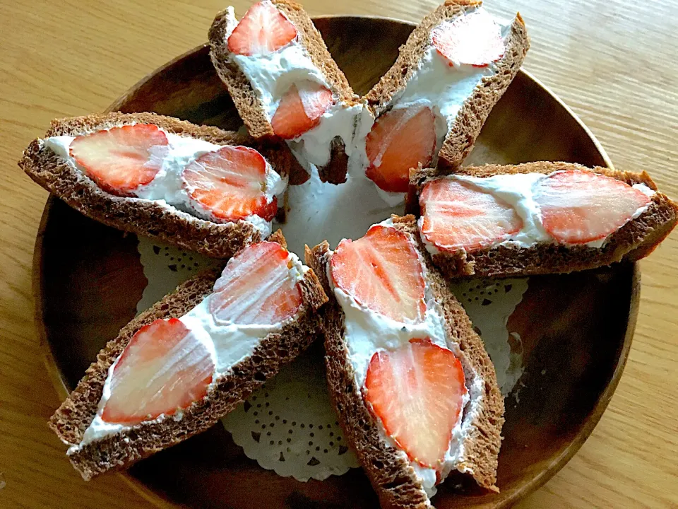 昨日のココア角食でイチゴサンド🍓|あおあおさん