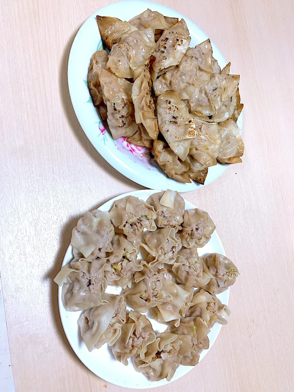 Snapdishの料理写真:餃子としゅうまい作ってみた|タヌキさん