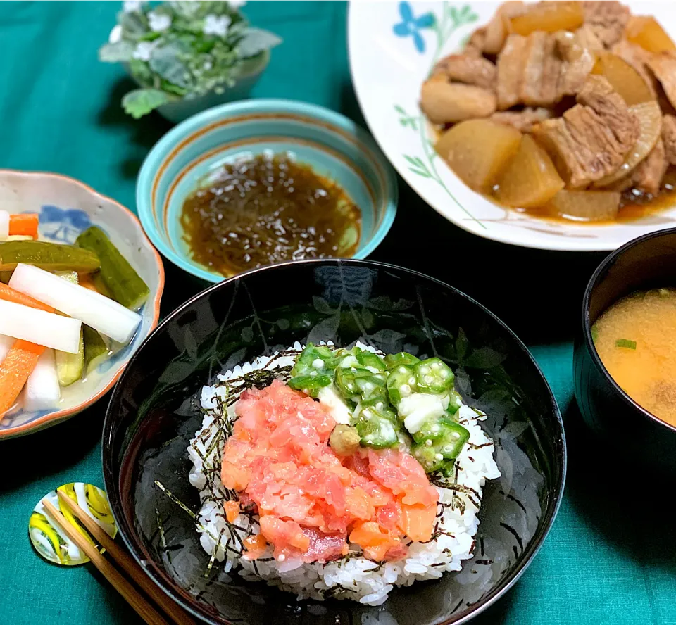 本日の夕食　海鮮とオクラ山芋丼　大根と豚バラ煮　なめこの味噌汁　もずく酢　ピクルス|なおみさん