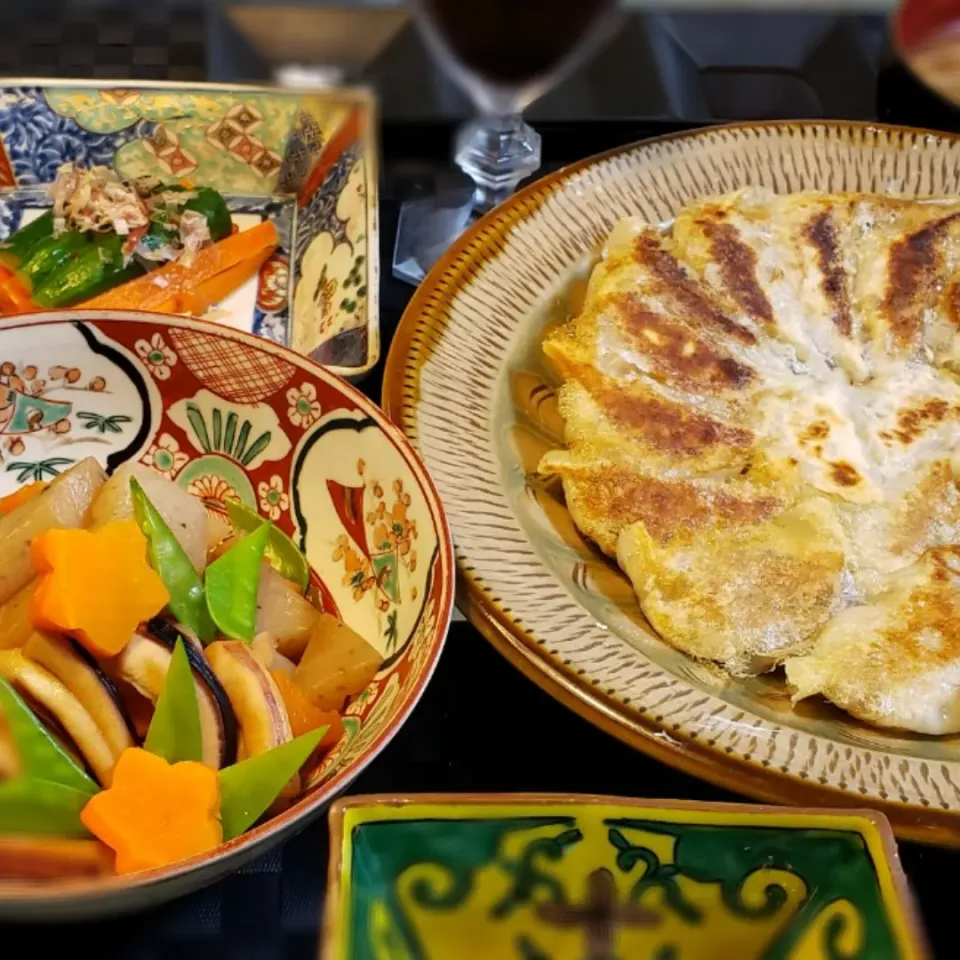 餃子とカレーは、そのお宅の特徴がそれぞれにあり面白いですね(=^ェ^=)
私は母の餃子を思い出せないのですが、こんな時だから、遥か彼方から母を出前して頂きたいです。作って欲しい料理が沢山あるんだけどな～☺️|🌿あかしろみどり🌿さん