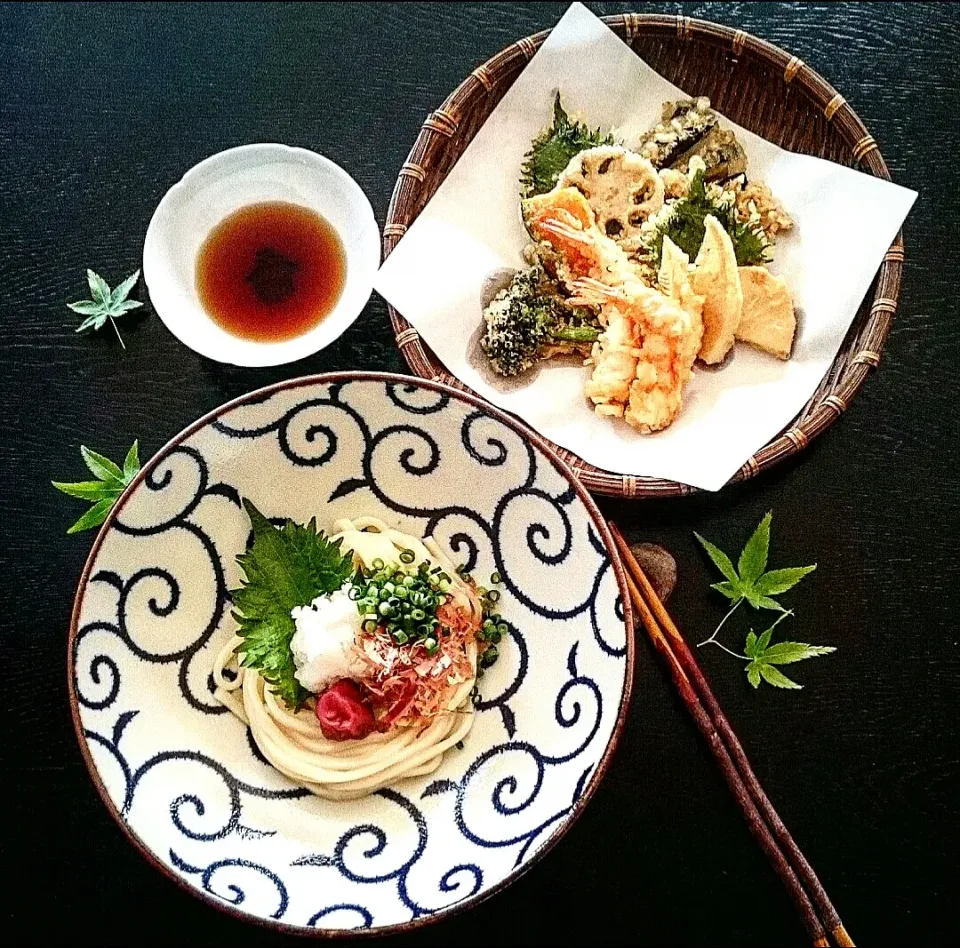 Snapdishの料理写真:昼ごはん
ぶっかけうどんと天婦羅でうちごはん定食🎶|瑞さん