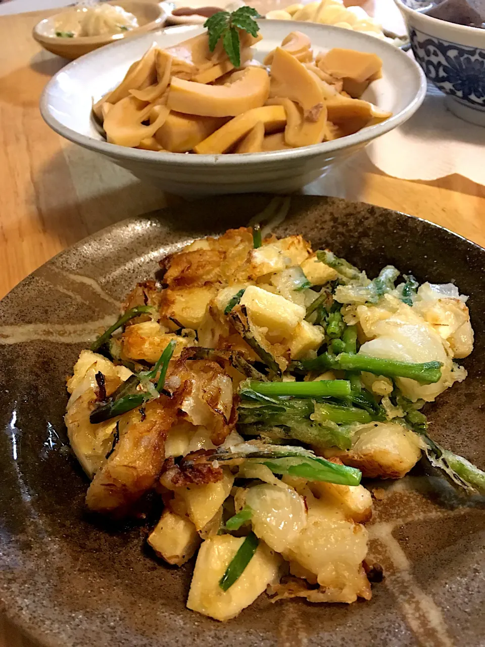 掘ったその場で剥いて茹でたホヤホヤ筍で晩ご飯〜味噌煮、かき揚げ、お刺身( ´͈ ᗨ `͈ )◞♡⃛|さくたえさん