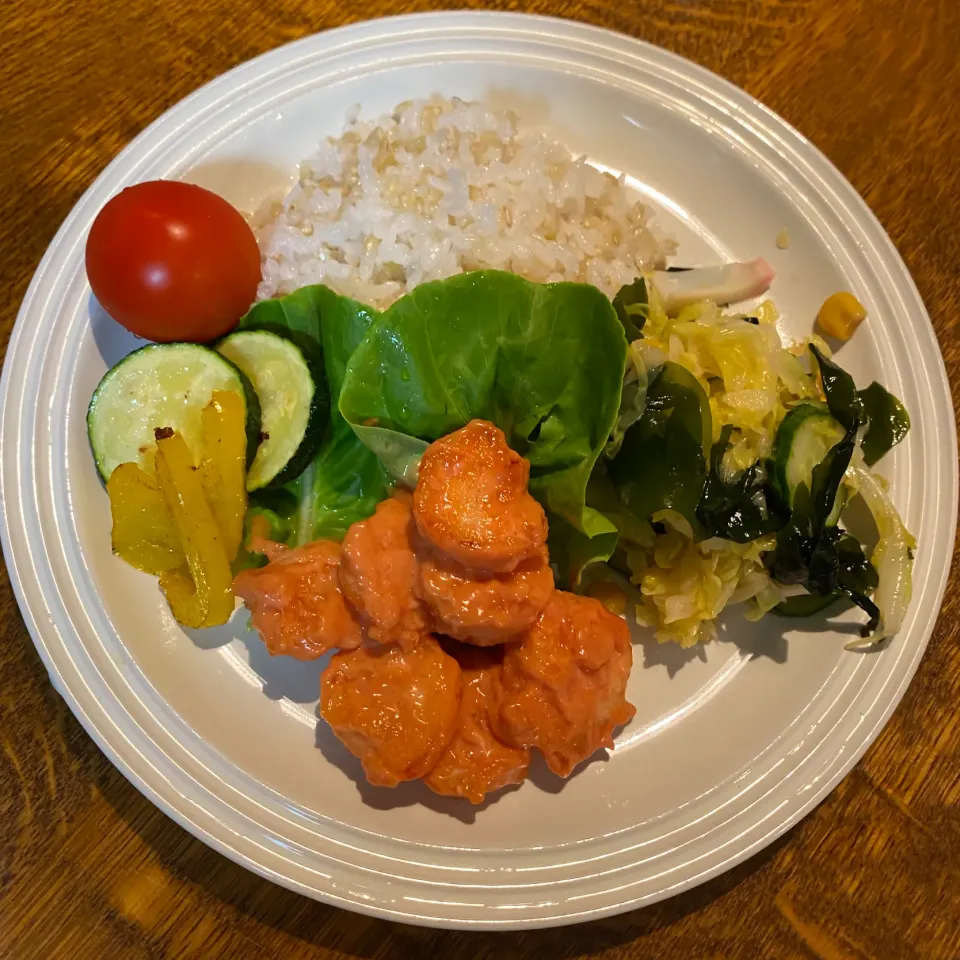 エビマヨと中華サラダ（ワカメ、キャベツ、きゅうり、かまぼこ、コーン）|rinaさん