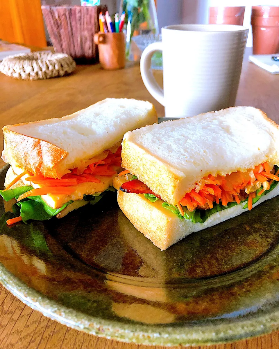 ベーコンとニンジンとチーズとレタスのサンドイッチ🥪|けんちんさん