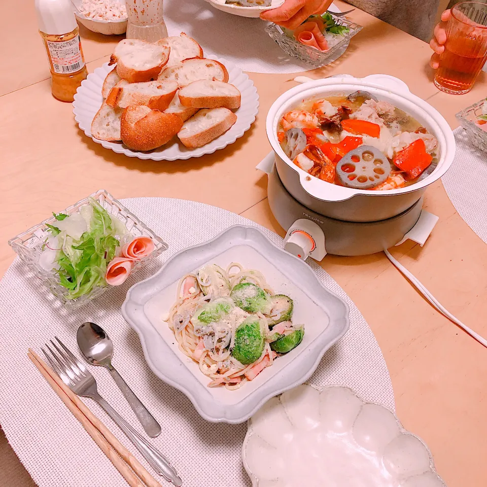 Snapdishの料理写真:アヒージョ　芽キャベツとしらすのオイルパスタ　サラダ|エトフさん