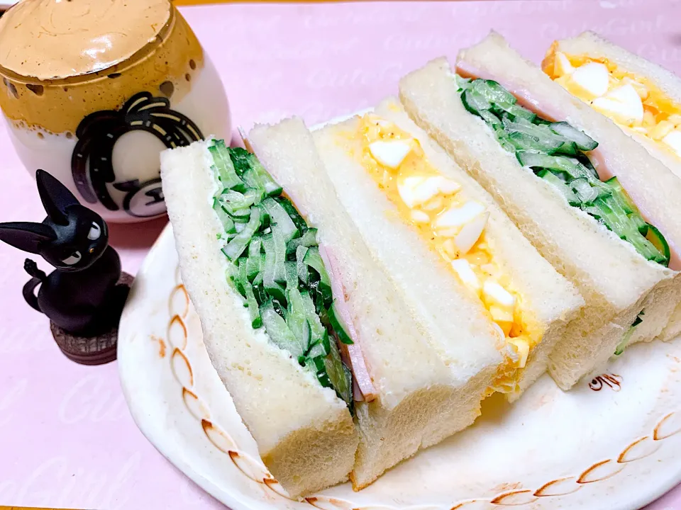 Snapdishの料理写真:キューカンバーサンドイッチ🥪たまごサンドイッチ🥪ダルゴナコーヒー🥛☕️|くろねこっく🐈‍⬛さん