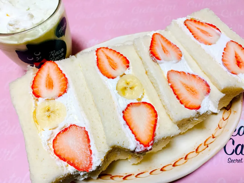 Snapdishの料理写真:抹茶ラテとフルーツサンド🍓🍌🥪🥛✨|くろねこっく🐈‍⬛さん